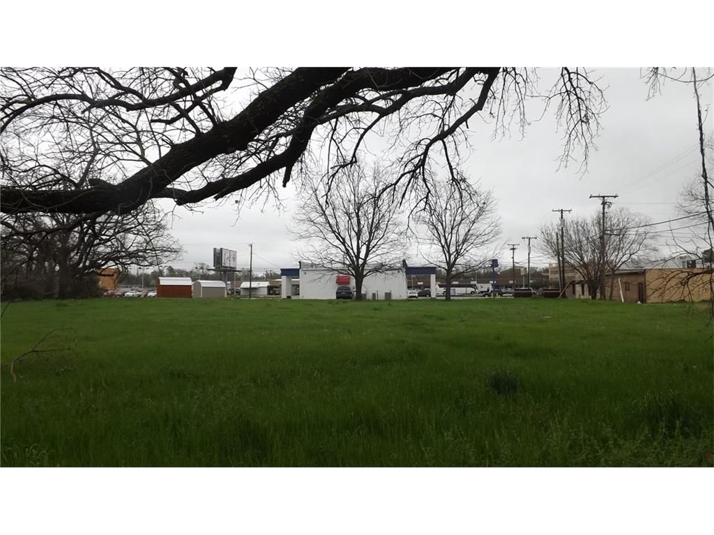 1068 Village Dr, Sulphur Springs, TX 75482